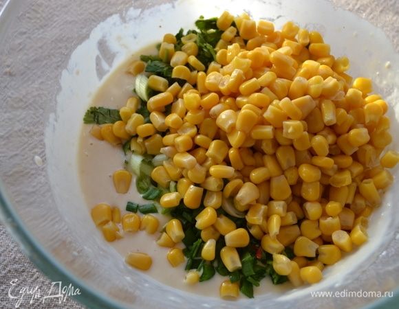 Добавляем к зелени и тесту консервированную кукурузу без жидкости.