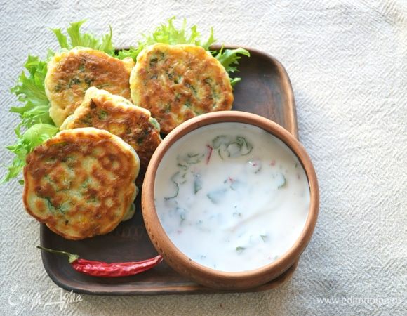 Подаем оладьи с соусом. Это настоящее весеннее блюдо! Яркое, ароматное и освежающее! Приятного аппетита!