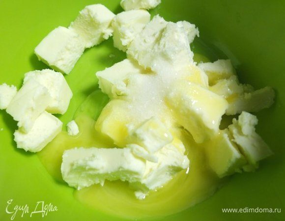 Размягченное сливочное масло, соль, желток перемешиваем.