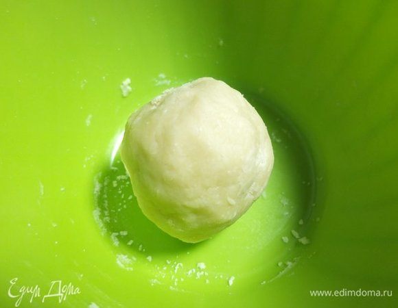 Добавляем просеянную муку. Замешиваем тесто. Скатываем тесто в шар и убираем в холодильник.