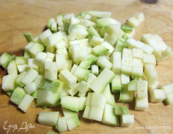 Мелко нарезаем кабачок.