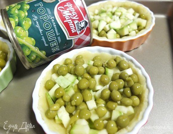 Поверх теста вкладываем четверть кабачков и столовую ложку зеленого горошка «Фрау Марта».