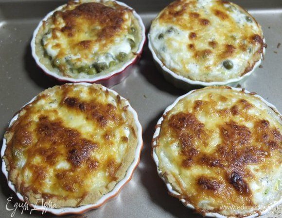 Выпекаем в разогретой до 180°C духовке 20–25 минут до румяной корочки.