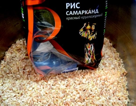 Рис залить водой и оставить набухать. Если надо быстрее, то заливаем кипятком. Я добавила соль и грибной порошок из сухих белых грибов.