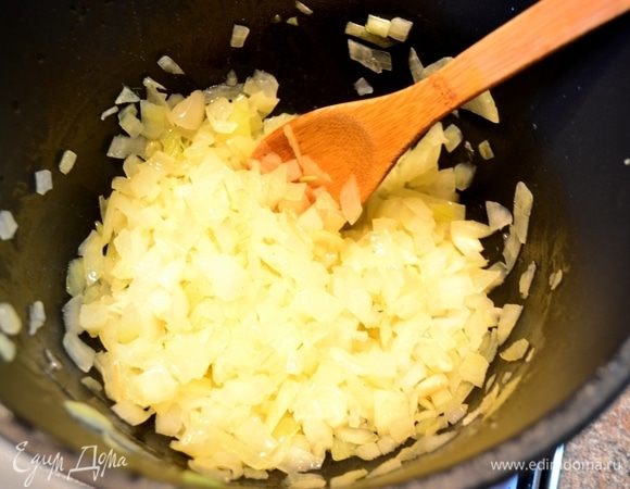 В казане обжариваем лук, нарезанный кубиком.