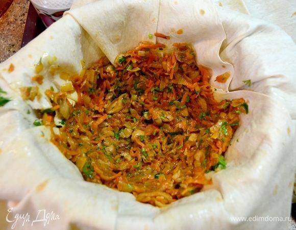 На дно выложить грибную начинку.