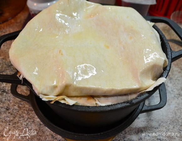 Накрываем рис краями лаваша, ставим в духовку при 190°C минут на 15 подрумяниться. 