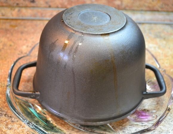 Остается его перевернуть на большое блюдо.