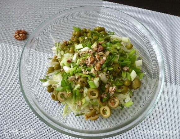 Грецкие орехи размять (или мелко нарубить) и добавить в салат. Так же поступить с зеленью.