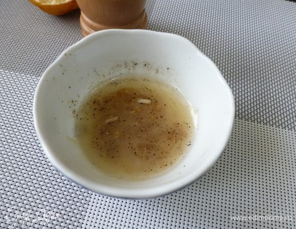 Приготовить заправку из сока лимона, растительного масла, горчицы, соли и перца. Все это налить-насыпать в банку и потрясти, пока все не превратится в эмульсию.