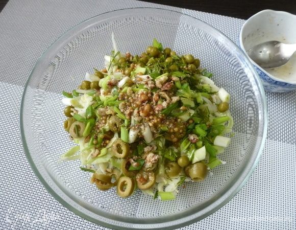 Полить салат заправкой.