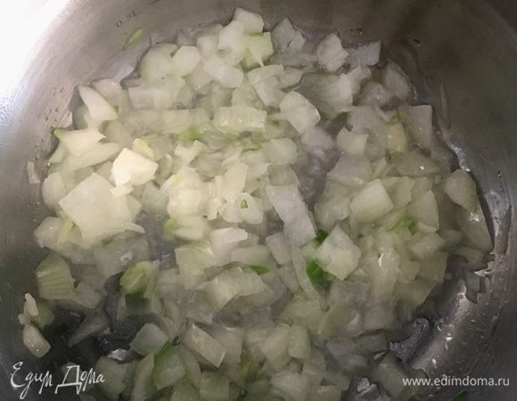 В кастрюльке разогреть пару столовых ложек оливкового масла и добавить нарезанный лук.