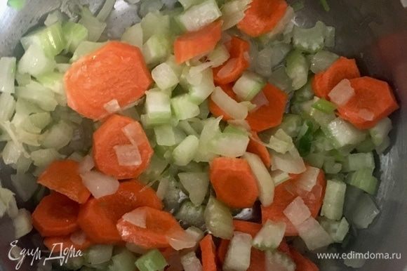 Когда лук станет прозрачным, добавить нарезанные морковь и сельдерей. Перемешать и тушить, пока овощи не станут прозрачными.