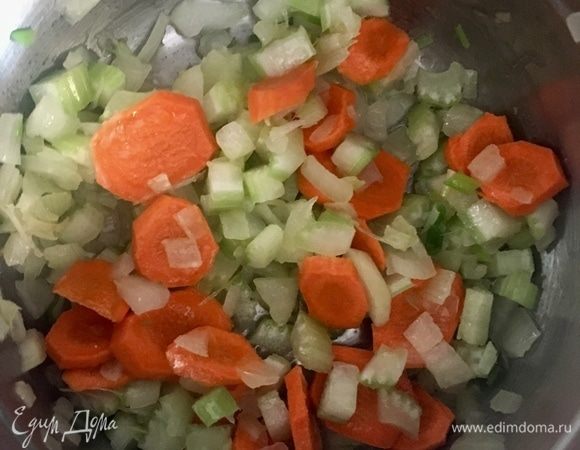 Когда лук станет прозрачным, добавить нарезанные морковь и сельдерей. Перемешать и тушить, пока овощи не станут прозрачными.