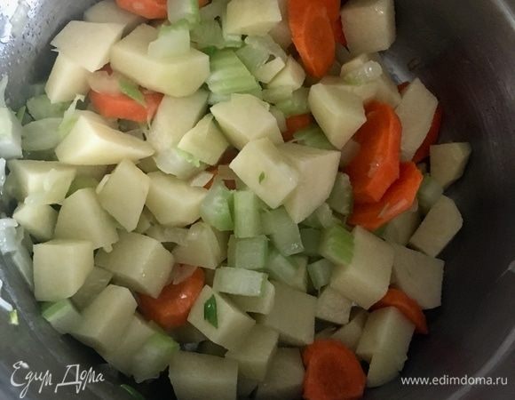 Добавить нарезанный кубиком картофель. Перемешать и оставить все овощи на пару-тройку минут пропитаться все вместе маслом и «перезнакомиться».