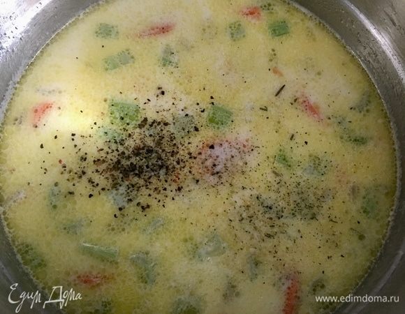 Влить молоко таким образом, чтобы овощи были полностью погружены. Если хотите сделать суп менее калорийным, можно использовать молоко и овощной бульон (или даже воду) 50 на 50 процентов. У меня только молоко. Посолить и поперчить по вкусу. Несколько щепоток сушеного чеснока для аромата!