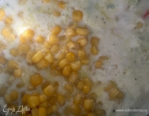 Я добавила всю баночку кукурузы, оставив пару ложек для подачи. Продолжаем варить суп до закипания, потом снимаем с плиты.