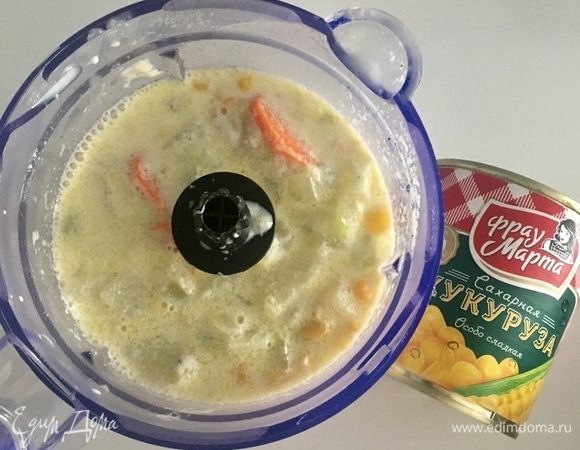 С помощью блендера превратить просто овощной суп в суп-пюре. Рекомендуется сначала в емкость блендера сложить овощи, а бульоном регулировать густоту супа под свой вкус.