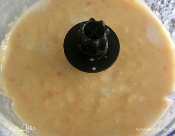 Пробиваем блендером и получаем вот такую нежную массу. Можно на этом этапе остановиться, но... предлагаю суп-пюре превратить в крем-суп, то есть сделать его консистенцию не просто нежной, а шелковистой! Бархатной!