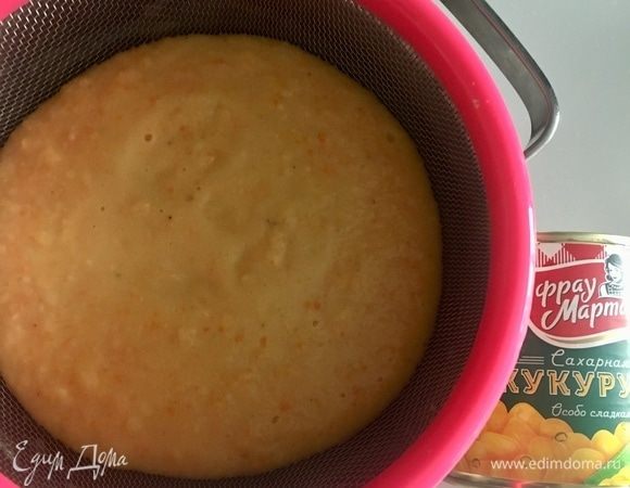 Для это необходимо не полениться и перетереть суп через сито. Тогда в сите останутся жмых от кукурузы и неперемолотые грубые кусочки овощей!