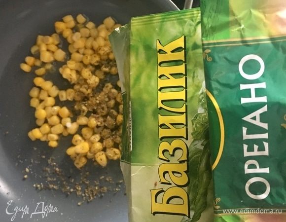 Предлагаю для подчеркивания нежной текстуры супа и для оригинальности подачи приготовить кукурузные сухарики. На сковороде разогреть столовую ложку оливкового масла. Припасенные зерна кукурузы, щепотка соли, орегано и базилика! Подрумяним кукурузку со специями!