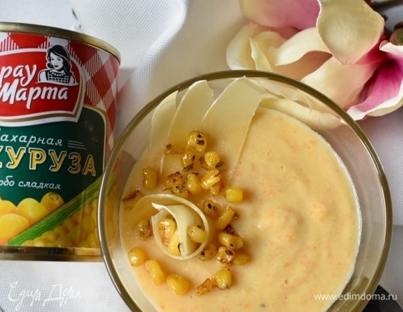 И можно сервировать суп. Наливаем в тарелочку нежного бархатного крем-супа из овощей, выкладываем несколько слайсов любого твердого сыра и горсть кукурузных сухариков! Берем ложку, пробуем, наслаждаемся, улетая на время обеда в облака! Приятного весеннего всем аппетита!