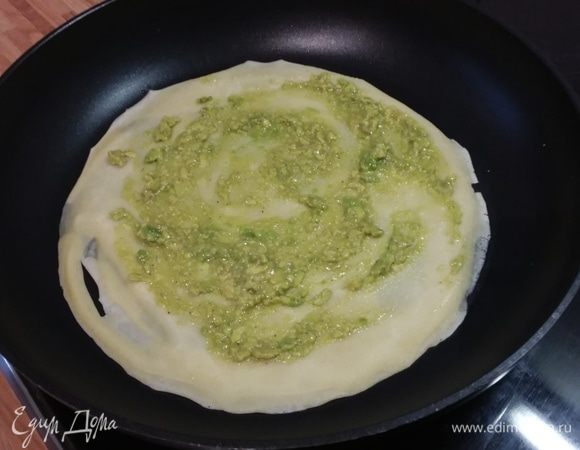 Собираем блины: форму для запекания смазываем маслом. Блин смазываем соусом из авокадо,