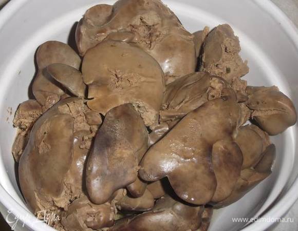 Куриную печень отварить в подсоленной воде с момента закипания 15 минут.