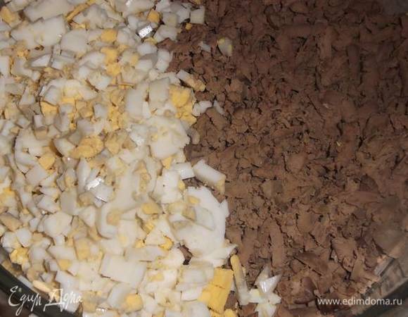 Печень остудить и натереть на крупной терке. Добавить порубленное яйцо.