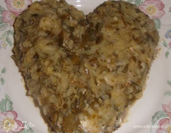 Огурцы натереть на крупной терке и уложить поверх первого слоя.