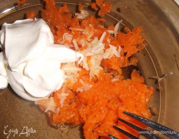Отварную морковь натереть на мелкой терке с зубчиком чеснока. Добавить 2 ст. л. сметаны. Перемешать. Посолить по желанию.