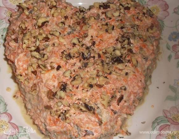 Выложить морковь на огурцы. Посыпать рубленными грецкими орехами.