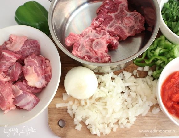 Отделить мякоть баранины от костей. Кости понадобятся для варки бульона. Репчатый лук почистить, одну луковицу оставить целой, другую мелко нарезать. Перец долма (миниатюрный сладкий перец) разрезать на половинки, очистить от семян, нарезать. Вместо пассаты можно, даже лучше взять бакинский сочный помидор, нарезать. Мякоть баранины прокрутить через мясорубку.