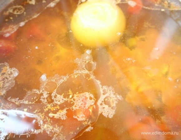 Время варки бульона примерно 1час 20 минут–1 час 30 минут. Пока бульон варится, его можно прикрыть крышкой. В конце варки бульон посолить, добавить шафран.