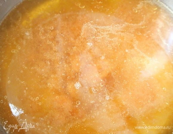 Процедить бульон через мелкое сито. Накрыть крышкой после выключения огня.