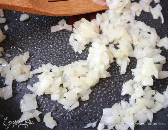Начинка. Сковороду с маслом разогреть, поместить в нее лук, обжарить до прозрачности.