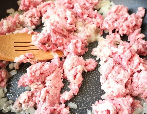 Пометить в сковороду к луку баранину, обжарить на среднем огне, разминая лопаточкой образующиеся комочки мяса.