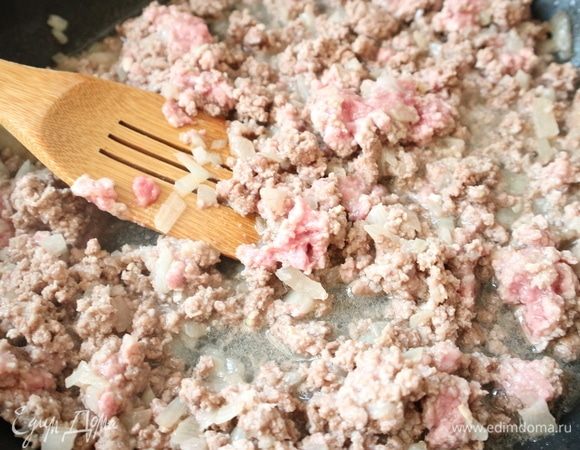 Обжаривать баранину, пока жидкость не выпарится, вместе с тем не стоит пережаривать мясо, оно должно оставаться сочным.