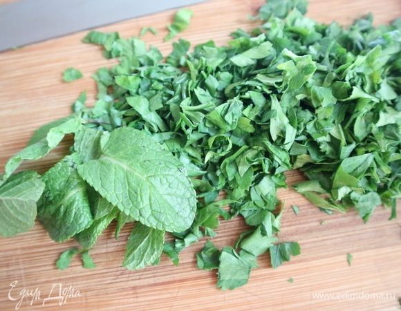 Петрушку и мяту мелко порезать.