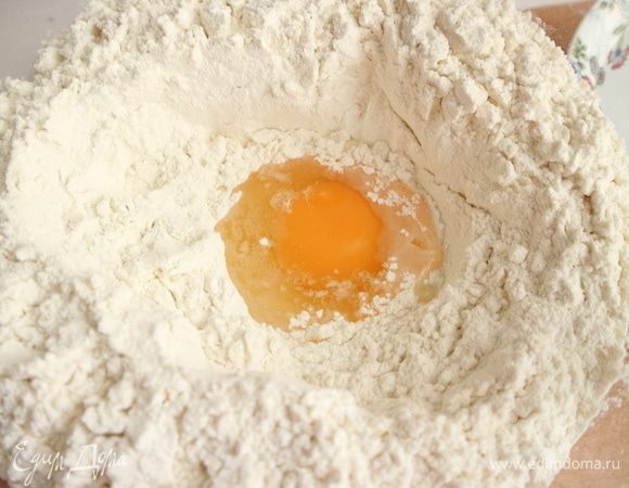 В «колодец» из муки, в которую добавлена соль, добавить яйцо.