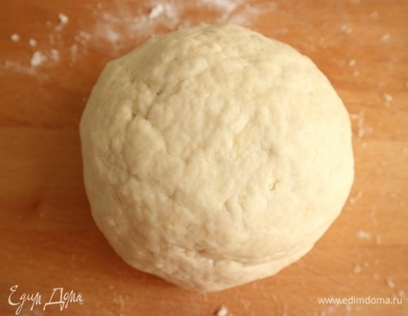 Скатать шар, замотать пленкой, оставить при комнатной температуре на 25–30 минут.