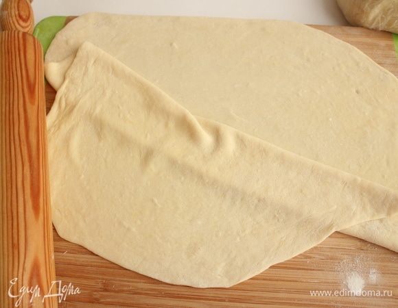 Тесто раскатать толщиной примерно 1,5 мм.