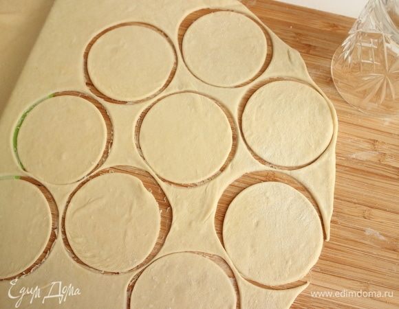 Вырезать кружочки с помощью стакана.
