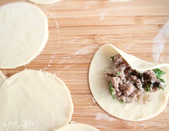 С узкой стороны овала загнуть небольшую часть теста по направлению к центру.