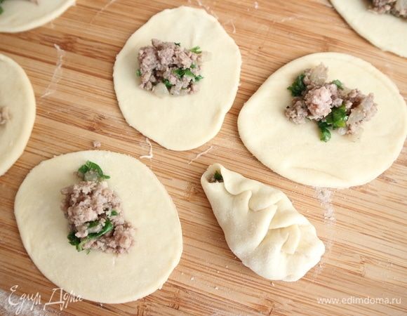 В конце этого процесса нужно оставить небольшое входное отверстие для того, чтобы в gürzə проник бульон при варке. Должна получиться вот такая змейка или, как некоторые ее называют, «французская косичка».