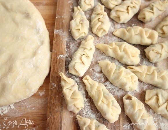 Часть gürzə готова для варки. Опустить аккуратно в кипящий бульон, gürzə должны располагаться в кастрюле свободно, после того, как они всплывут, проварить несколько минут, выключить огонь, аккуратно выложить на тарелку.