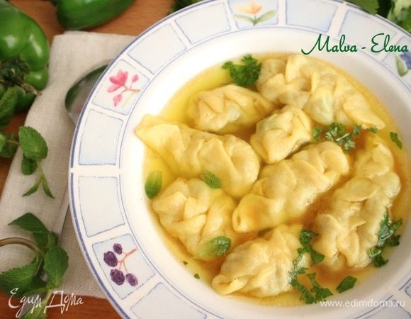 Залить горячим бульоном. Посыпать измельченной зеленью мяты, кинзы, можно добавить молотый душистый перец.