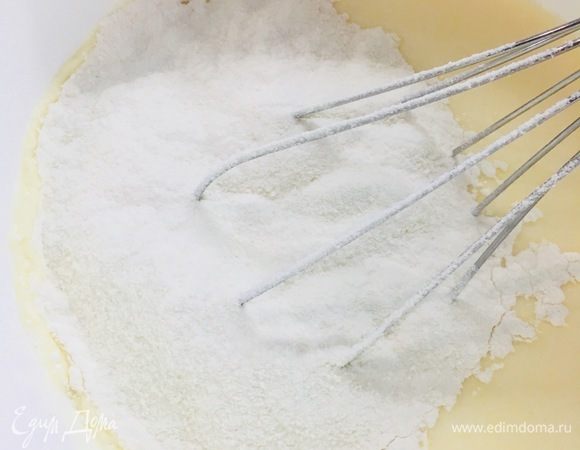 Всыпаем муку, соль, разрыхлитель все перемешать и оставляем минут на 15.