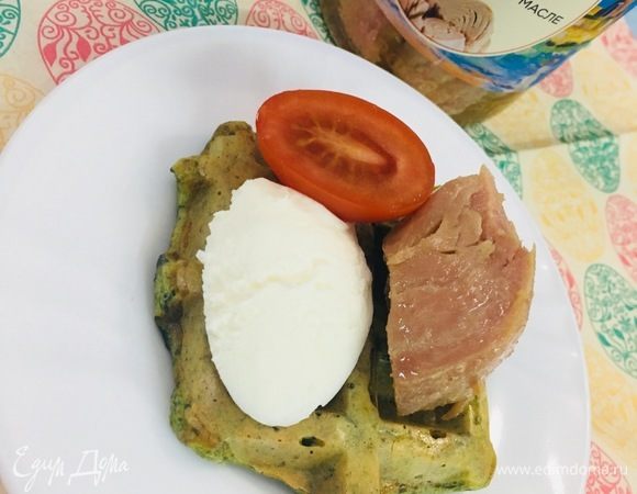 По готовности на шпинатные панкейки выложить тунец от ТМ «Магуро», творожный сыр, а также можно помидоры черри, для яркости блюда (по желанию).