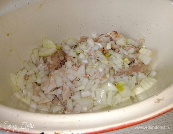 Мясо (желательно не очень жирное — свинину, можно курицу, индейку) помыть, обсушить. Нарезать кусочками. Посолить, поперчить, перемешать. Выложить в приготовленную форму на дно. Лук чистим от шелухи, моем. Режем кубиками, кто любит, может нарезать полукольцами, положить сверху на мясо.
